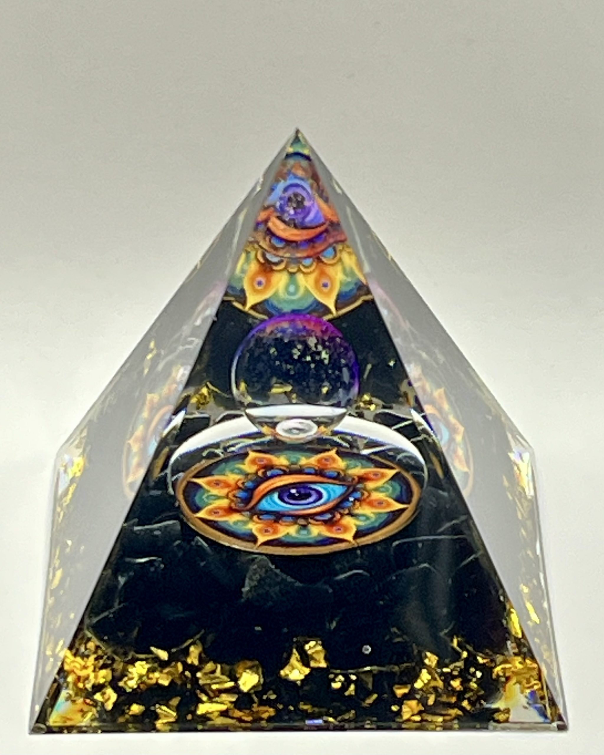 img_1274 Piramide Energetica in Resina con Ossidiana e Pagliuzze Dorate – Occhio Spirituale e Protezione Totale - immagine 1