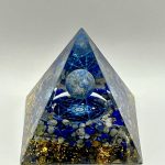 Piramide Energetica in Resina con Lapis Lazuli e Pagliuzze Dorate – Fatto a Mano per Saggezza e Armonia Spirituale