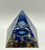 Piramide Energetica in Resina con Lapis Lazuli e Pagliuzze Dorate – Fatto a Mano per Saggezza e Armonia Spirituale