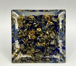 Piramide Energetica in Resina con Lapis Lazuli e Pagliuzze Dorate – Fatto a Mano per Saggezza e Armonia Spirituale - immagine 2