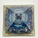 Piramide Energetica in Resina con Lapis Lazuli e Pagliuzze Dorate – Fatto a Mano per Saggezza e Armonia Spirituale - immagine 3