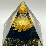 Piramide Energetica in Resina con Ossidiana e Fiore Dorato – Fatto a Mano per Equilibrio e Luce Interiore