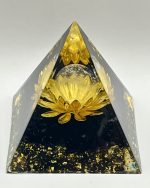 Piramide Energetica in Resina con Ossidiana e Fiore Dorato – Fatto a Mano per Equilibrio e Luce Interiore