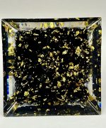 Piramide Energetica in Resina con Ossidiana e Fiore Dorato – Fatto a Mano per Equilibrio e Luce Interiore - immagine 2
