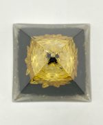 Piramide Energetica in Resina con Ossidiana e Fiore Dorato – Fatto a Mano per Equilibrio e Luce Interiore - immagine 3