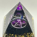 Piramide in Resina con Ossidiana – Energia di Protezione e Radicamento
