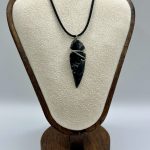 Collana in Caucciù con Freccia di Ossidiana – Protezione e Forza Interiore