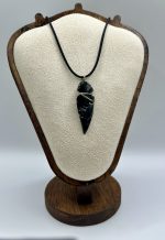 Collana in Caucciù con Freccia di Ossidiana – Protezione e Forza Interiore