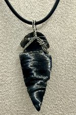 Collana in Caucciù con Freccia di Ossidiana – Protezione e Forza Interiore - immagine 3