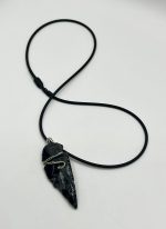 Collana in Caucciù con Freccia di Ossidiana – Protezione e Forza Interiore - immagine 4