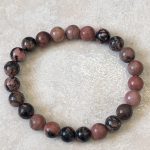 Bracciale in Rodonite – Pietra del Cuore che Aiuta a Superare il Lutto e Guarire le Emozioni