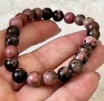Bracciale in Rodonite – Pietra del Cuore che Aiuta a Superare il Lutto e Guarire le Emozioni - immagine 2