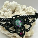 Collana in Macramè Nero con Zoisite e Rubino – Rinascita, Energia e Passione del Cuore