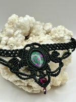 Collana in Macramè Nero con Zoisite e Rubino – Rinascita, Energia e Passione del Cuore
