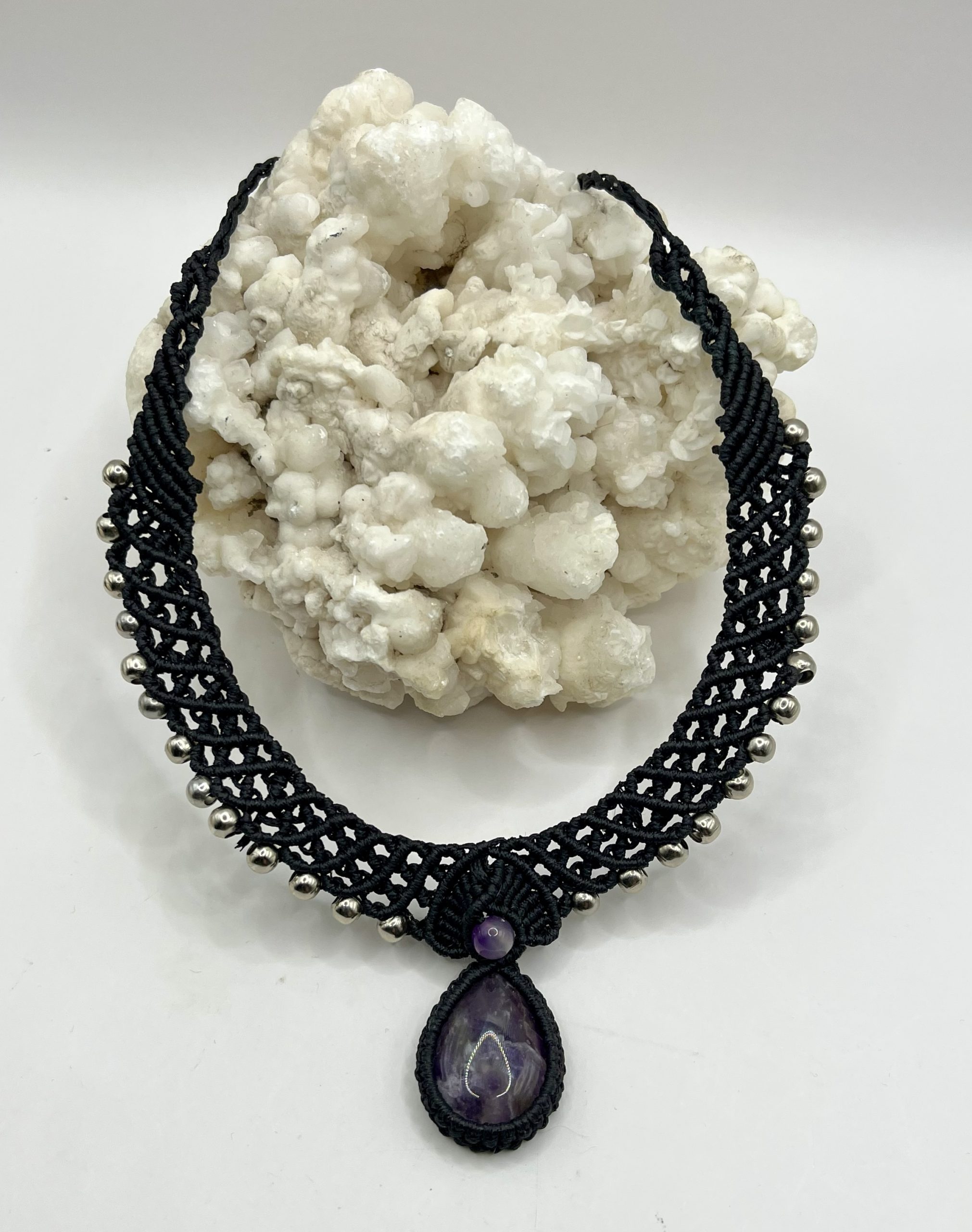 img_1332 Collana in Macramè Nero con Ametista e Agata Viola – Protezione, Intuizione e Armonia Spirituale - immagine 1