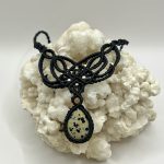 Collana in Macramè Nero con Diaspro Dalmata e Pietra del Sole – Gioia, Protezione e Energia Positiva