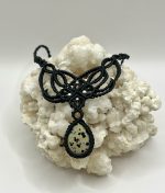 Collana in Macramè Nero con Diaspro Dalmata e Pietra del Sole – Gioia, Protezione e Energia Positiva