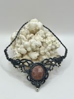 Collana in Macramè Grigio con Quarzo Fragola – Amore, Dolcezza e Energia del Cuore💕 - immagine 2