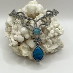 Collana in Macramè Grigio Chiaro con Howlite Blu e Giada della Birmania – Calma, Armonia e Saggezza Interiore
