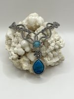 Collana in Macramè Grigio Chiaro con Howlite Blu e Giada della Birmania – Calma, Armonia e Saggezza Interiore