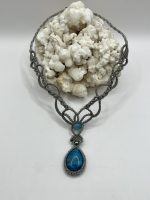 Collana in Macramè Grigio Chiaro con Howlite Blu e Giada della Birmania – Calma, Armonia e Saggezza Interiore - immagine 2