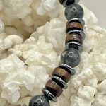 Bracciale da Uomo in Legno e Labradorite Grigia – Forza, Protezione e Saggezza Interiore