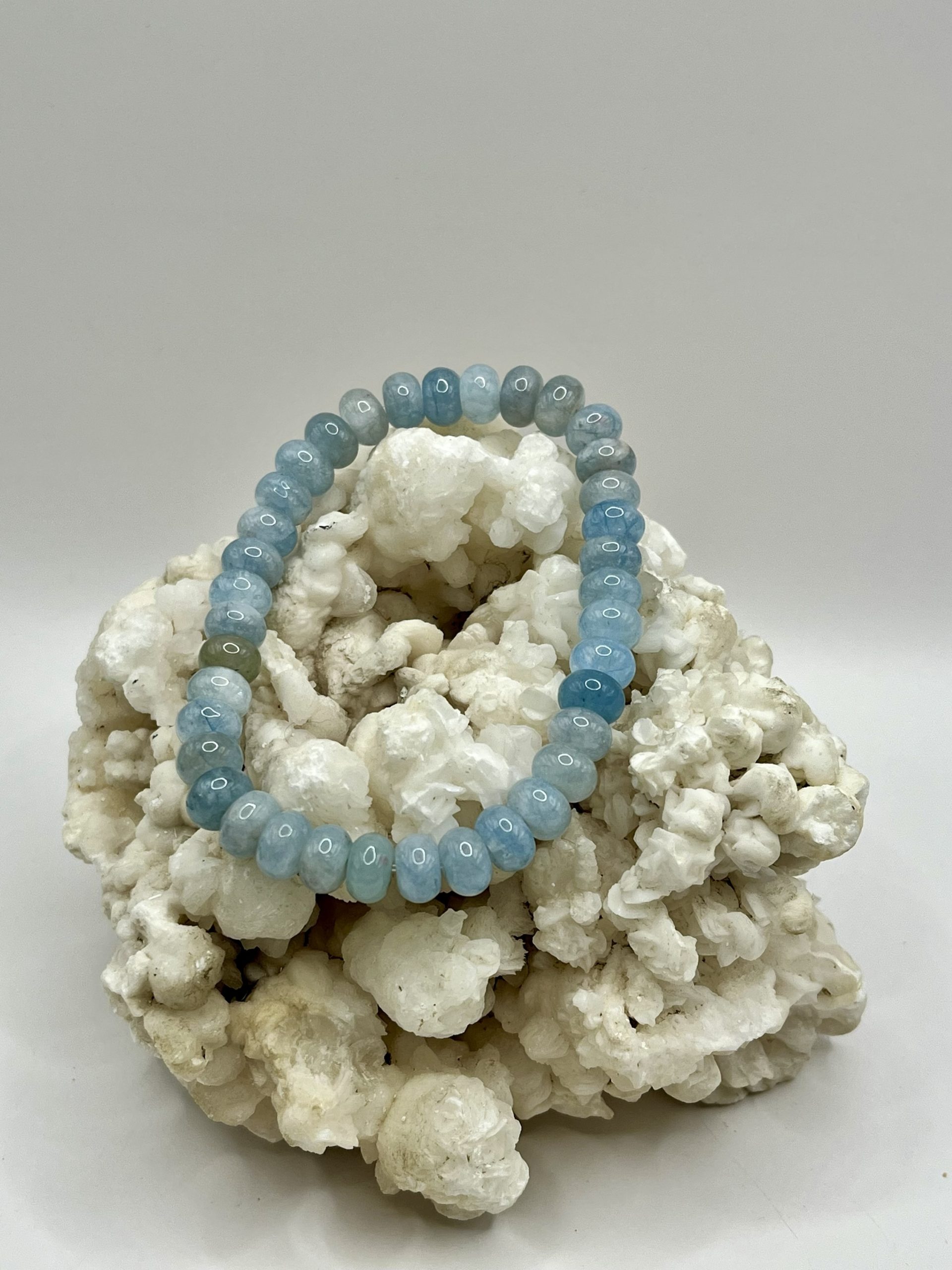 img_1362 Bracciale in Acquamarina – Calma, Armonia e Comunicazione del Cuore - immagine 1