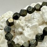 Bracciale Elastico in Calcopirite – Energia, Abbondanza e Trasformazione Interiore