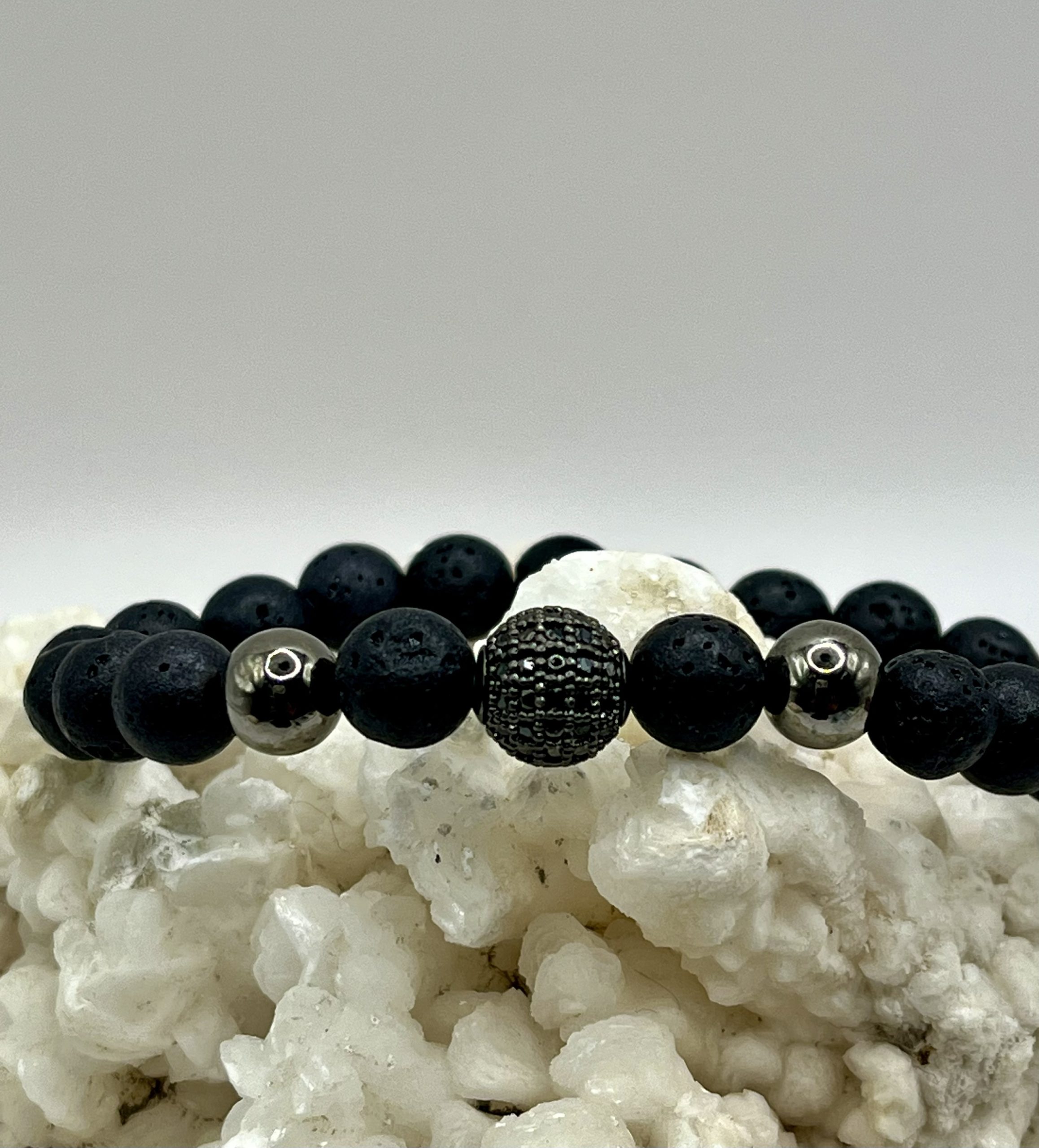 img_1417 Bracciale Elastico Uomo in Pietra Lavica – Energia, Forza e Protezione Naturale - immagine 1