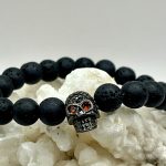 Bracciale Uomo in Pietra Lavica 8 mm con Teschio e Occhi Arancioni – Energia, Protezione e Stile Audace💀