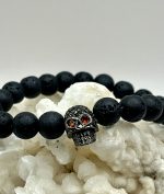 Bracciale Uomo in Pietra Lavica 8 mm con Teschio e Occhi Arancioni – Energia, Protezione e Stile Audace💀
