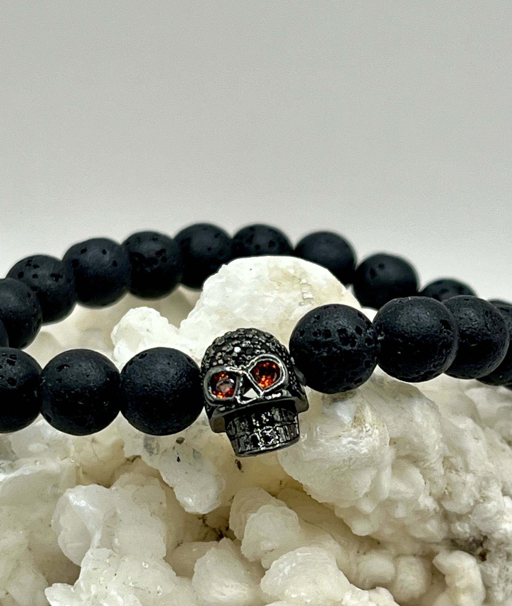 img_1420 Bracciale Uomo in Pietra Lavica 8 mm con Teschio e Occhi Arancioni – Energia, Protezione e Stile Audace💀 - immagine 1