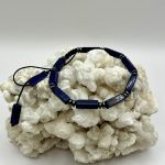 Bracciale Macramè Regolabile con Lapislazzuli e Matite – Saggezza, Armonia e Stile Artigianale💙