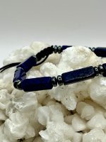 Bracciale Macramè Regolabile con Lapislazzuli e Matite – Saggezza, Armonia e Stile Artigianale💙 - immagine 2