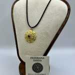 Collana con Ciondolo in Filigrana Sarda Dorata e Ossidiana – Tradizione e Protezione