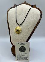 Collana con Ciondolo in Filigrana Sarda Dorata e Ossidiana – Tradizione e Protezione