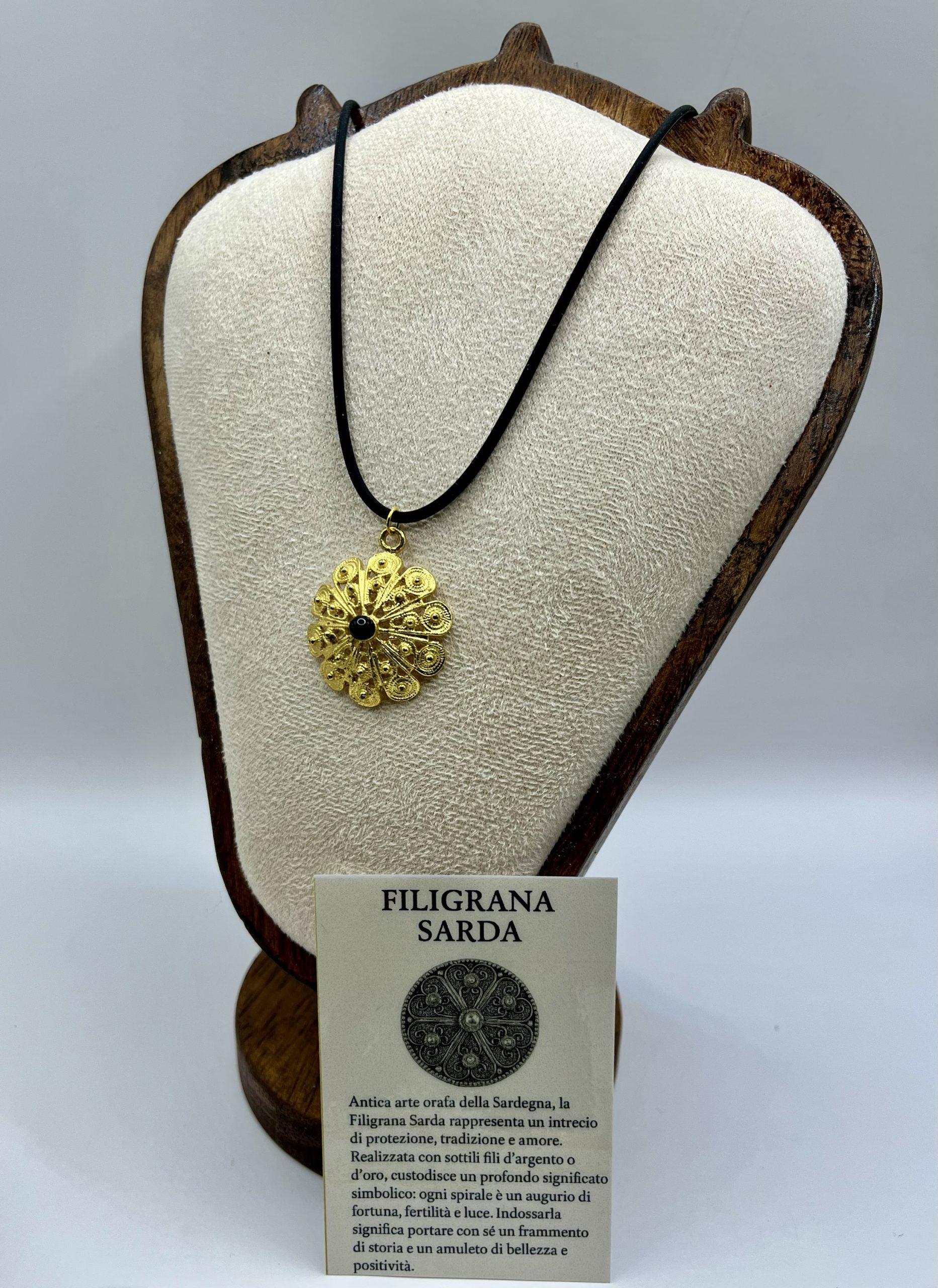 img_1473 Collana con Ciondolo in Filigrana Sarda Dorata e Ossidiana – Tradizione e Protezione - immagine 1