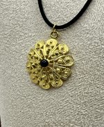 Collana con Ciondolo in Filigrana Sarda Dorata e Ossidiana – Tradizione e Protezione - immagine 2