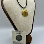 Collana con Ciondolo in Filigrana Sarda Dorata e Corallo Rosso – Tradizione e Buon Auspicio