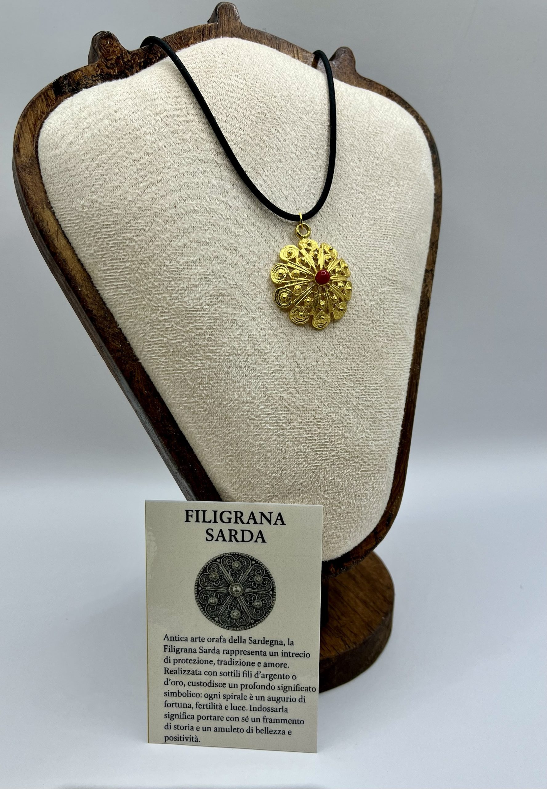 img_1477 Collana con Ciondolo in Filigrana Sarda Dorata e Corallo Rosso – Tradizione e Buon Auspicio - immagine 1