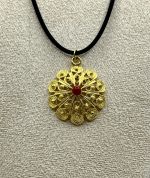 Collana con Ciondolo in Filigrana Sarda Dorata e Corallo Rosso – Tradizione e Buon Auspicio - immagine 2