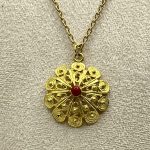 Collana con Ciondolo in Filigrana Sarda Dorata e Corallo Rosso – Eleganza e Tradizione Sarda
