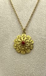 Collana con Ciondolo in Filigrana Sarda Dorata e Corallo Rosso – Eleganza e Tradizione Sarda