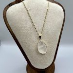 Collana Dorata in Acciaio con Quarzo di Rocca – Energia, Luce e Purezza