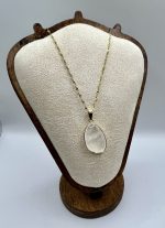 Collana Dorata in Acciaio con Quarzo di Rocca – Energia, Luce e Purezza