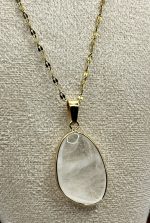 Collana Dorata in Acciaio con Quarzo di Rocca – Energia, Luce e Purezza - immagine 2