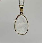 Collana Dorata in Acciaio con Quarzo di Rocca – Energia, Luce e Purezza - immagine 3