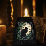 Porta-Tarocchi Gatto Nero Celeste – Sole, Fasi Lunari e Costellazioni (17,5 × 14 cm)
