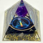 💜 Piramide 5x5 “Energia dei Chakra e Ametista” – Resina e Pietre Naturali