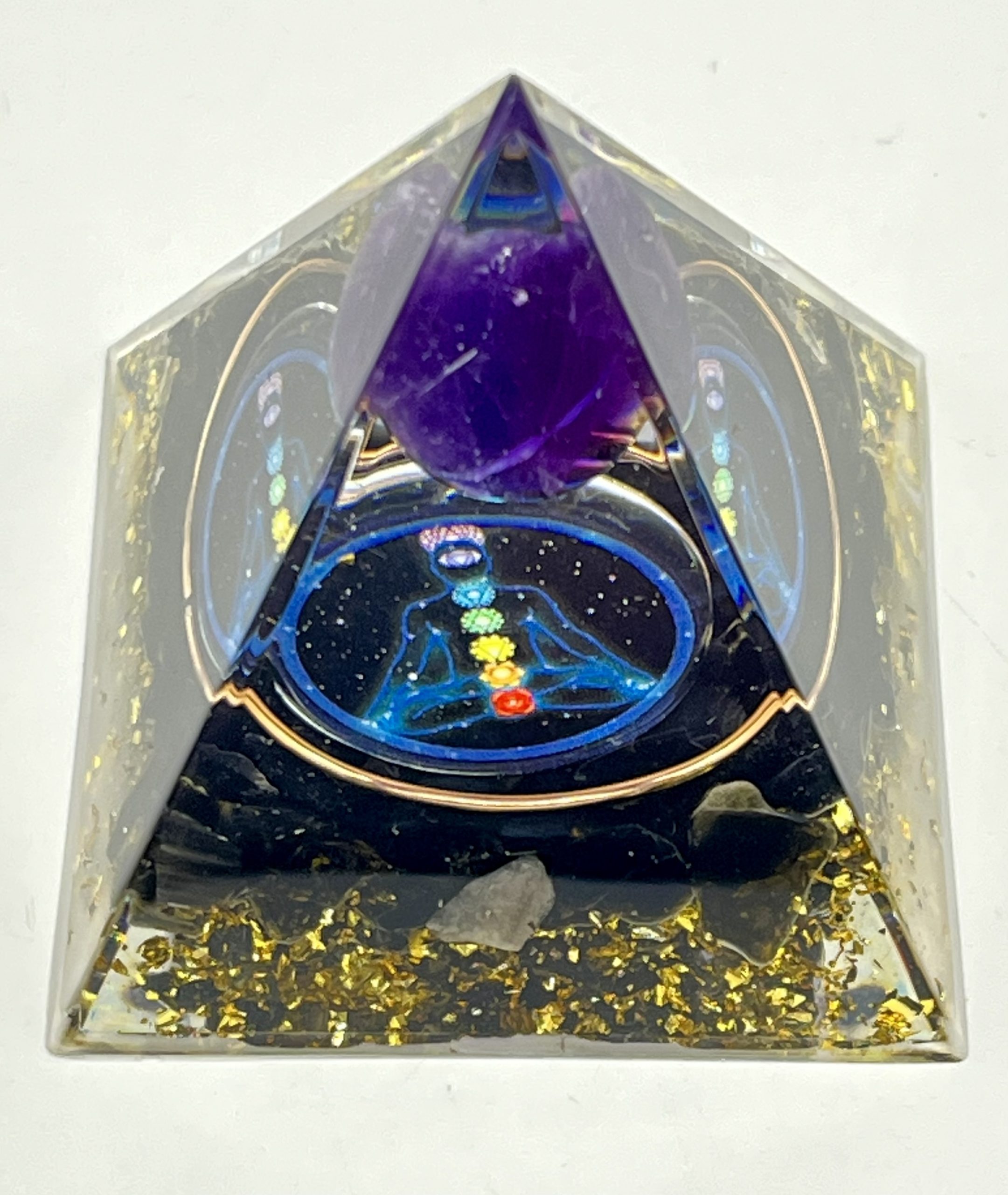 img_1561 💜 Piramide 5x5 “Energia dei Chakra e Ametista” – Resina e Pietre Naturali - immagine 1
